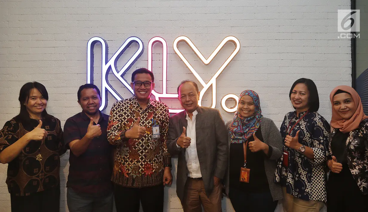 Direktur Utama PT Railink Heru Kuswanto melakukan foto bersama dengan Pimred dan Redaksi KLY saat berkunjung ke kantor Kapan Lagi Youniverse di Jakarta, Kamis (15/11). (Liputan6.com/Johan Tallo)