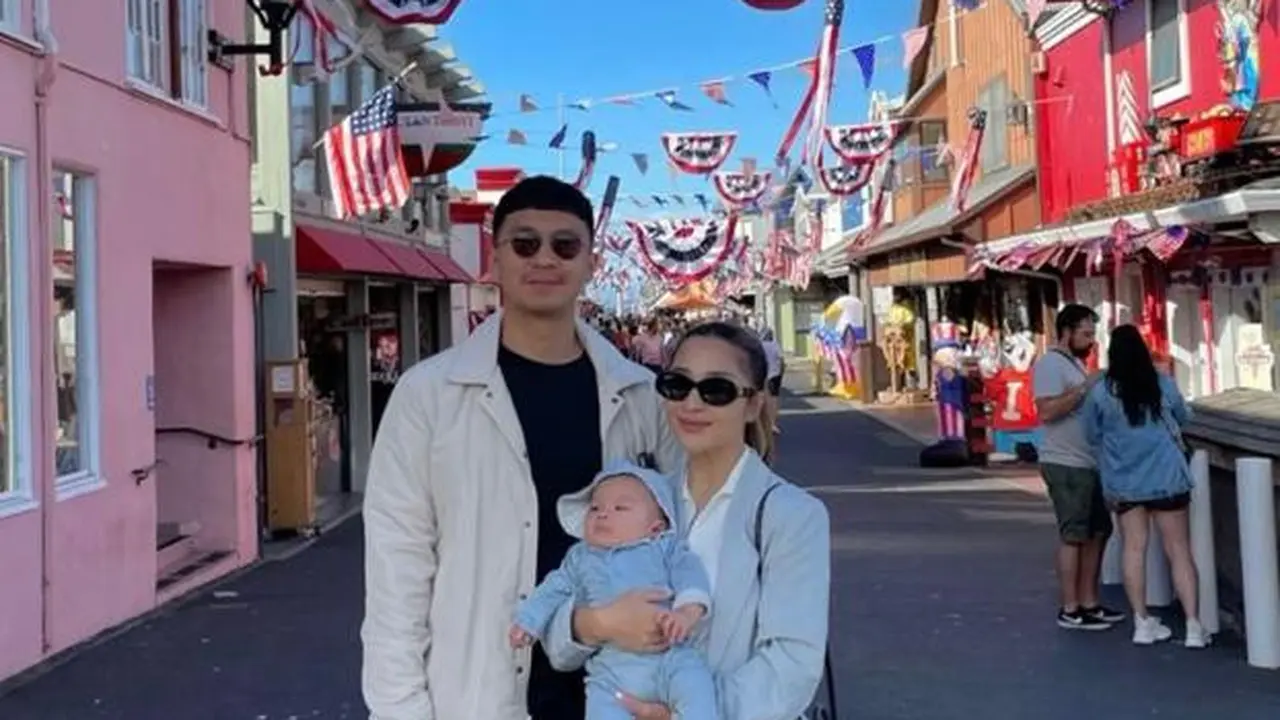 10 Gaya Kasual Nikita Willy Jalan-jalan di California, Tetap Stylish Sambil Momong Baby Izz