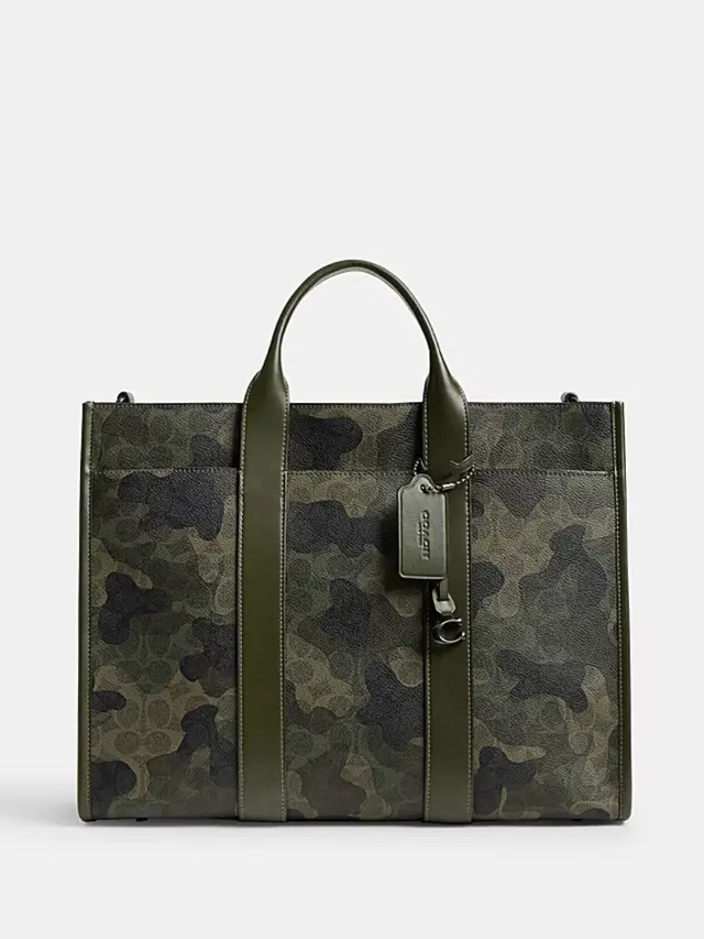 Koleksi ini menghadirkan tas dengan desain unik seperti Taxi Bag dan Tree Bag.