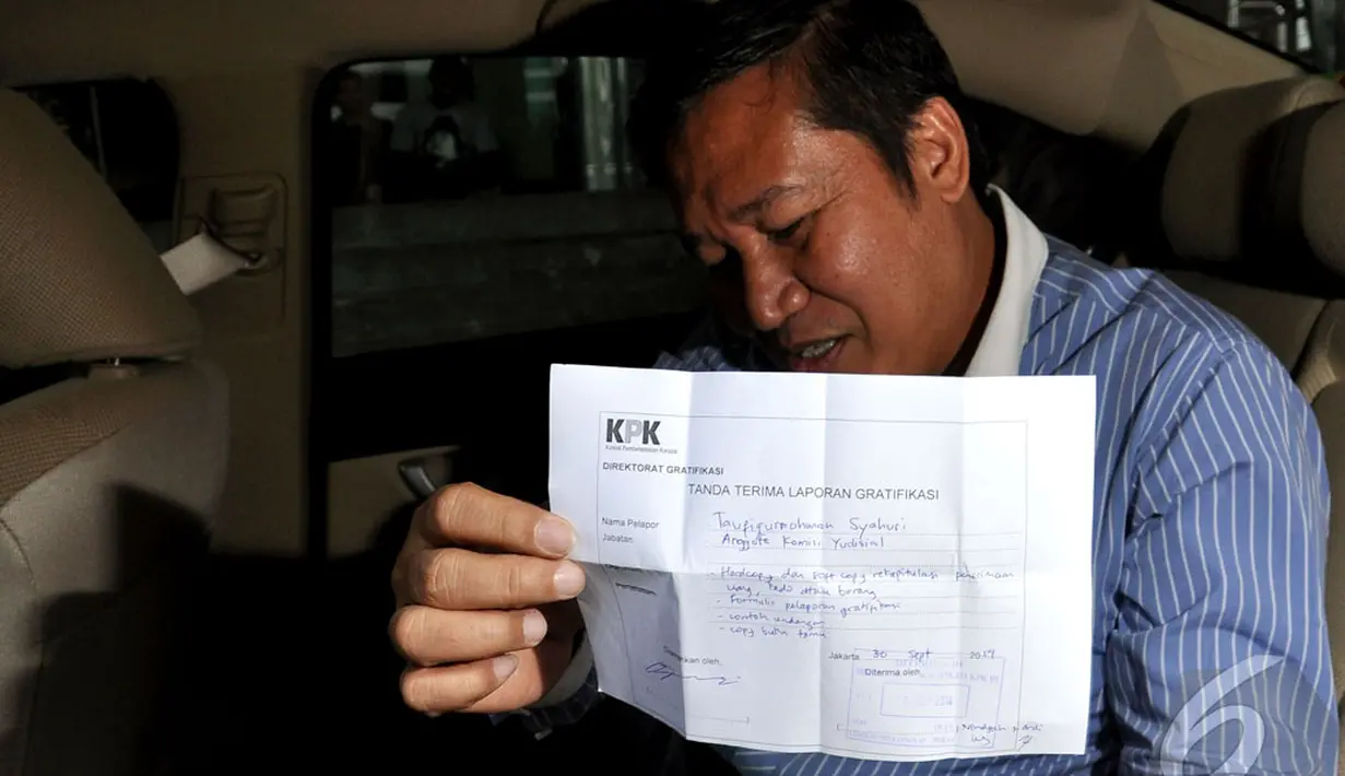 Taufiqurrahman memperlihatkan bukti laporan gratifikasi dari KPK. Hal ini harus dilakukan Taufik sebagai pejabat negara, Jakarta, Selasa (30/9/2014) (Liputan6.com/Miftahul Hayat)