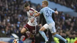 Gelandang Burnley, Johann Gudmundsson, berusaha melewati gelandang Manchester City, Oleksandr Zinchenko, pada laga Piala FA di Stadion Etihad, Manchester, Sabtu (6/1/2018). City menang 4-1 atas Burnley. (AFP/Oli Scarff)