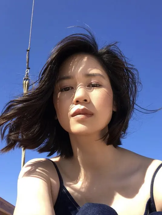 Di bawah langit yang biru, Laura Basuki juga mengambil foto selfie dirinya. Dengan rambut yang tertiup angin, wajahnya pun terlihat natural tanpa makeup berlebih.  (@laurabas)