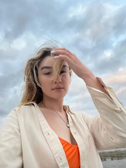 Natasha Ryder kerap menikmati masa sendirinya lewat kesibukan pekerjaan hingga liburan. (FOTO: instagram.com/natasharyder/)