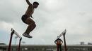 Atlet atletik asal Malaysia melompat saat latihan di Stadion Madya Senayan, Jakarta, Sabtu (10/2/2018). Latihan ini merupakan persiapan jelang Invitation Tournament Asian Games 2018. (Bola.com/Vitalis Yogi Trisna)