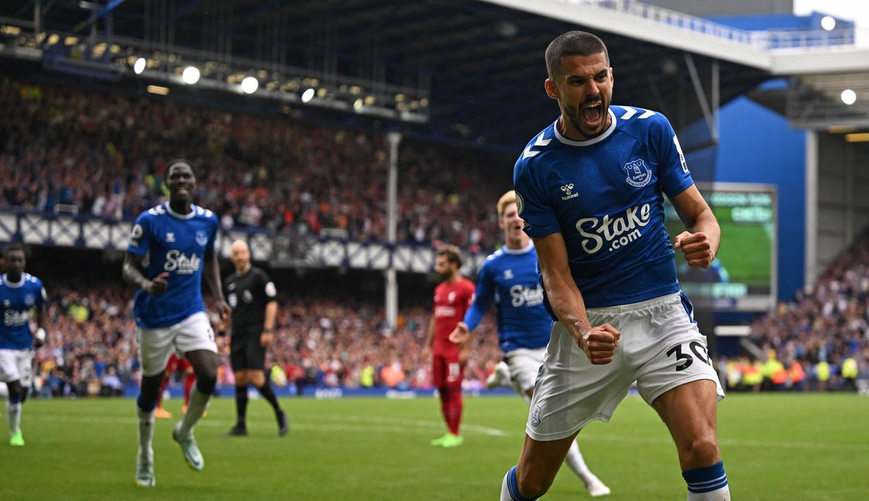 Gawang Liverpool yang dijaga Alisson Becker sebenarnya sempat bobol di menit 70 oleh Conor Coady. Para pemain Everton pun berselebrasi bersama para fans-nya. (AFP/Oli Scarff)