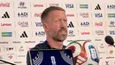 Graham Potter menunjukkan ekspresi serius saat menghadiri konferensi pers resmi jelang laga Prancis melawan Swedia pada babak 32 besar Piala Dunia 2026 di New York New Jersey, Amerika Serikat, Senin (29/6/2026). Pelatih Timnas Swedia itu menjawab pertanyaan awak media mengenai kesiapan timnya menghadapi Timnas Prancis. (KLY Sports/Hery Kurniawan)
