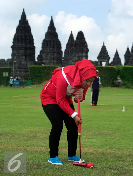 Seorang wanita mengikuti Turnamen Gateball Prambanan Open 2 di Candi Prambanan, Yogyakarta, (7/5/2016). Turnamen di selenggarakan untuk manyambut peringatan satu abad kabupaten Sleman. (Boy Harjanto)