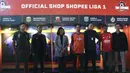Perwakilan Shopee, EMTEK dan klub, foto bersama saat konferensi pers launching official merchandise 5 klub di Holywings, Jakarta, Selasa (23/7). Shoppe hadirkan official shop dari 5 klub Liga 1.