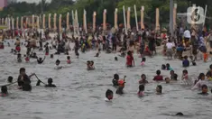Pengunjung memadati kawasan Pantai Ancol di Taman Impian Jaya Ancol, Jakarta, Rabu (4/5/2022). Objek wisata tersebut kembali ramai dikunjungi wisatawan pada saat liburan Hari Raya Idul Fitri 1443 H setelah dua tahun sebelumnya sempat mengalami penurunan kunjungan wisatawan akibat pandemi Covid-19. (Liputan6.com/Herman Zakharia)