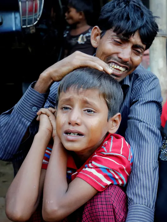 Tangis muslim Rohingya saat ditangkap tentara Bangladesh Senin (21/11).  Ratusan muslim Rohingya terpaksa kabur ke Bangladesh untuk menyelamatkan diri dari tindak kekerasan yang dilakukan militer Myanmar. (REUTERS/Mohammad Ponir Hossain)