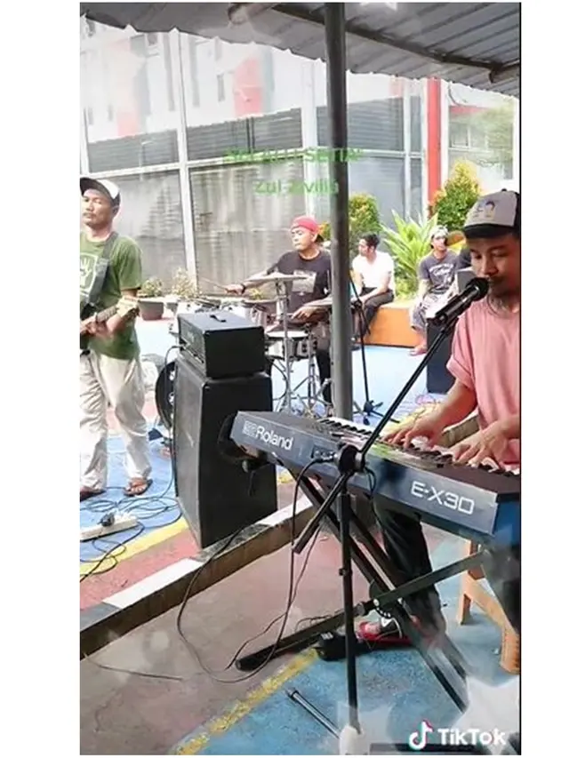 5 Potret Terkini Zul Zivilia Tampil Bernyanyi di Lapas, Dapat Banyak Dukungan