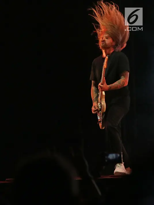 Penampilan gitaris The Used, Joey Bradford menghibur penggemarnya dalam acara "Hodgepodge Superfest 2019", di Allianz Ecopark, Ancol, Sabtu (31/8/2019). Grup band asal Amerika itu membawakan beberapa lagu andalannya yaitu Take it Away, Bird and the Worm, dan Listening. (Liputan6.com/Herman Zakharia)