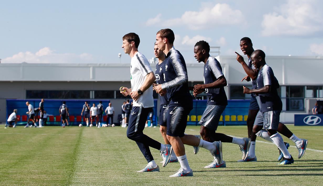 Para pemain Timnas Prancis melakukan pemanasan saat mengikuti sesi latihan di Glebovets, Rusia, (12/7). Prancis akan bertanding melawan Kroasia pada babak Final Piala Dunia 2018. (AP Photo / David Vincent)