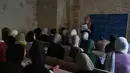 Kembalinya para pelajar ke sekolah menandai langkah penting dalam upaya memulihkan kehidupan normal di Gaza, meski demikian tantangan besar masih membayangi sistem pendidikan di wilayah tersebut. Tampak dalam foto, pelajar SMA Palestina kembali ke kelas beberapa minggu setelah gencatan senjata diumumkan antara Israel dan Hamas, di Sekolah Kamilia di Kota Tua Gaza City, Rabu, 12 November 2025. (AP Photo/Jehand Alshrafi)