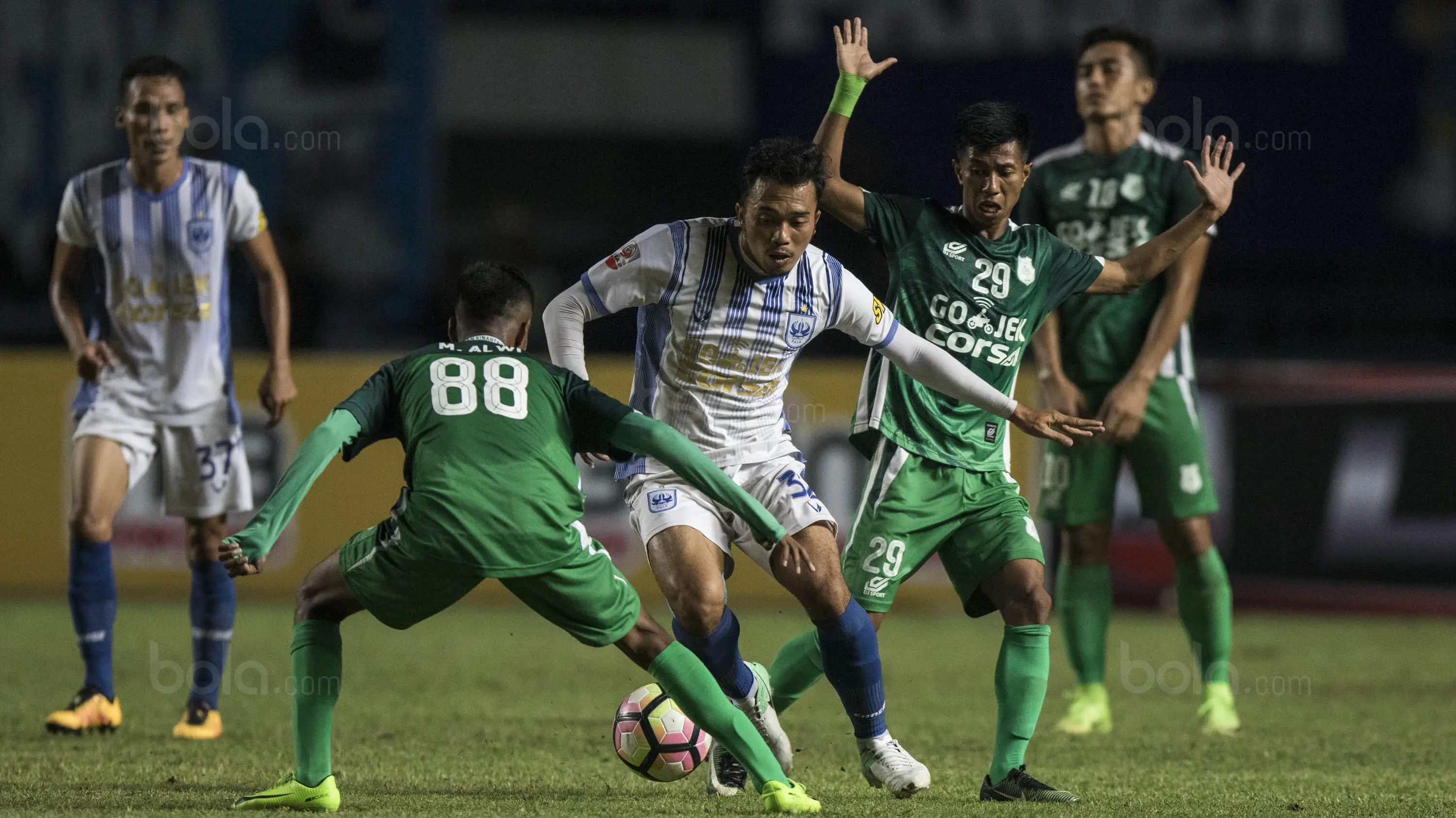 Gelandang PSMS, Muhamad Yunus, berusaha melewati pemain PSIS pada laga semifinal Liga 2 2017 di Stadion GBLA, Bandung, Sabtu (25/11/2017). PSMS menang 2-0 atas PSIS. (Bola.com/Vitalis Yogi Trisna)
