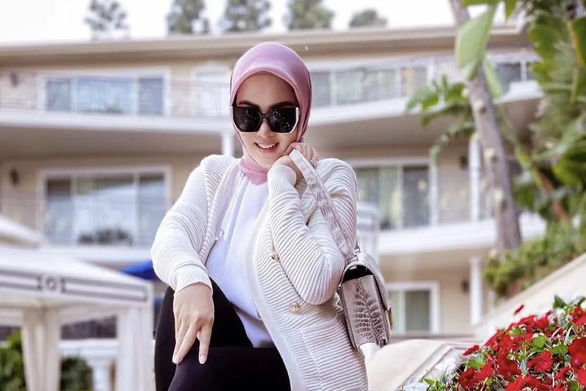 Gaya Casual Syahrini saat Berlibur Di Los Angeles