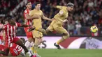 Pemain Barcelona, Ronald Araujo berusaha melewati pemain Almeria pada laga lanjutan Liga Spanyol 2022/2023 yang berlangsung di Power House Stadium, Senin (27/02/2023) dini hari WIB. (AFP/Jorge Guerrero)