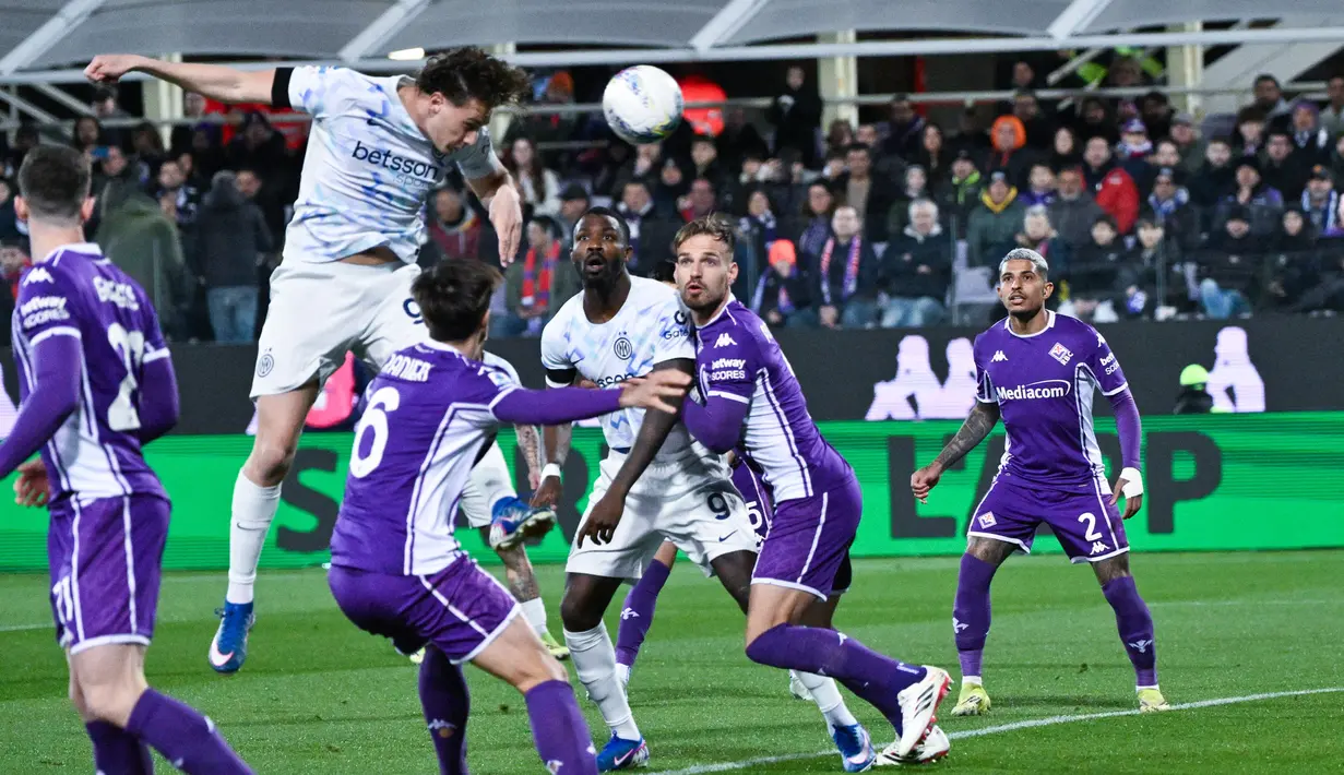 Bermain di Stadio Artemio Franchi, Inter Milan langsung tancap gas. Belum genap sastu menit laga berjalan, Inter berhasil membuka keunggulan atas Fiorentina melalui tandukan kepala Pio Esposito. (AFP/Tiziana Fabi)