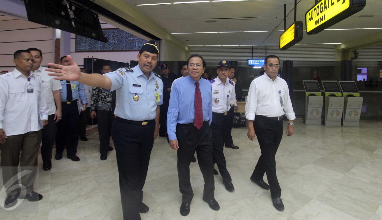 Menko Kemaritiman Rizal Ramli memantau implementasi kebijakan bebas visa bagi 169 negara, di Bandara Soekarno Hatta, Banten, Senin (25/4). Menko Rizal mendapati turis asing masih membayar untuk bisa mendapatkan visa kedatangan. (Liputan6.com/Helmi Afandi)