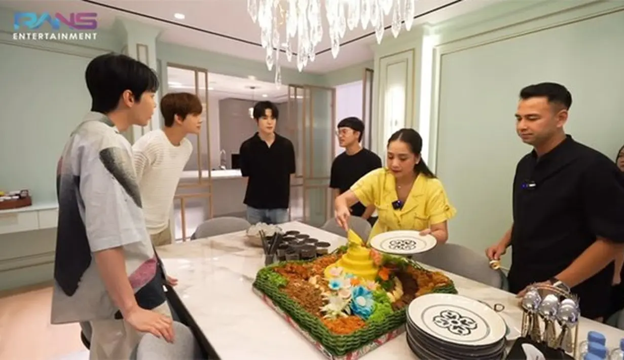 Tidak hanya sampai disitu,  Gigi juga memesan tumpeng untuk selamatan rumah barunya. Istri Raffi Ahmad itu menyajikannya kepada para tamunya yang belum pernah mencicip tumpeng beserta lauk pauknya.  [Youtube/Rans Entertainment]