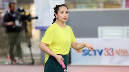 Selebritas Nagita Slavina pada laga tenis nomor ganda campuran Turnamen Olahraga Selebriti Indonesia (TOSI) yang digelar di GOR UNJ, Jakarta, Sabtu (15/07/2023). Gigi, sapaan Nagita Slavina, yang berpasangan dengan Ritchie Ismail atau dikenal sebagai Jeje Govinda kalah dari pasangan Gege dan Ibnu Jamil dua set langsung  (5-7, 6(2)-7(7)). (Bola.com/Abdul Aziz)