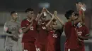 Timnas Indonesia memberikan aplaus usai melawan Thailand pada laga persahabatan di Stadion PTIK, Jakarta, Kamis, (31/5/2018). Indonesia takluk 1-2 dari Thailand. (Bola.com/M Iqbal Ichsan)