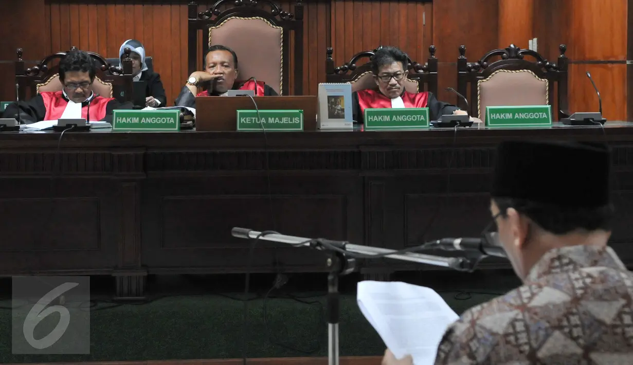 Majelis hakim menyimak pembacaan pledoi Fuad Amin Imron di Pengadilan Tipikor, Jakarta, Kamis (8/10/2015). Dalam pledoinya Fuad Amin meminta hakim mengadili seadil adilnya. (Liputan6.com/Andrian M Tunay)