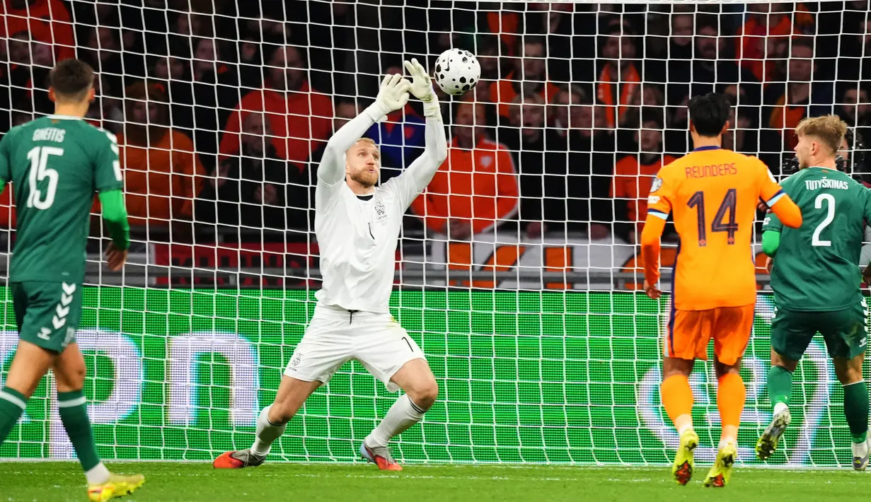 Pemain Timnas Belanda, Tijjani Reijnders, mencetak gol ke gawang Lithuania pada laga terakhir Grup G kualifikasi zona Eropa di Stadion Johan Cruijff ArenA, Amsterdam, Senin (17/11/2025). (AP Photo/Peter Dejong)