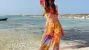 Dalam liburannya ini Cinta Laura banyak membagikan momen seru saat berada di pantai. Cinta Laura menunjukkan keindahan pantai di Pulau Formentera, Spanyol. Pose kece Cinta memperlihatkan perutnya yang datar. Body goals banget ya!. (Instagram/claurakiehl)