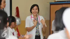 Ikatan Abang None Jakarta (IANTA) memperingati hari Pendidikan Nasional 2016 di SDN 01 Pagi Tegal Parang, Jakarta, Senin (2/5). Kegiatan ini bertujuan untuk memberikan Inspirasi kepada siswa sebagai generasi penerus bangsa. (Liputan6.com/Gempur M Surya)