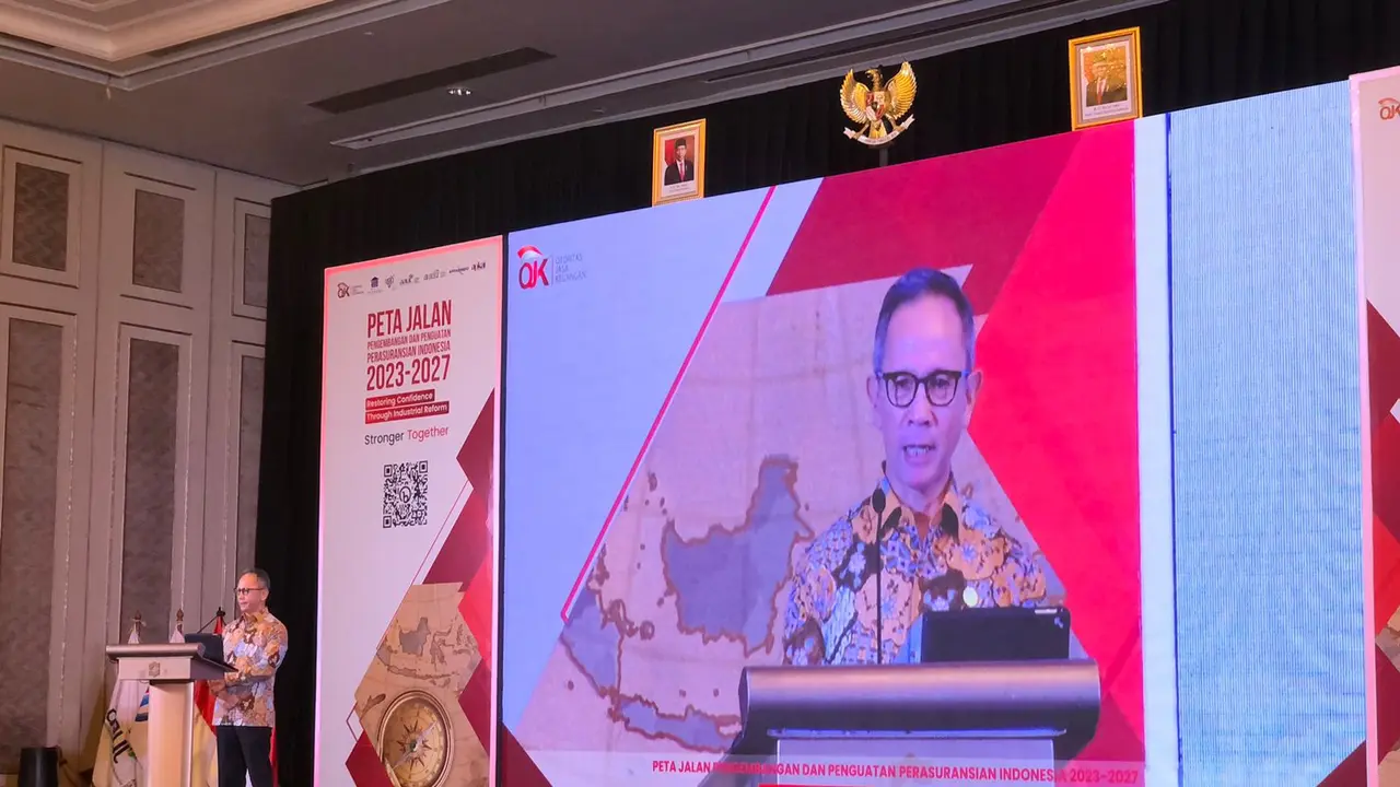 Ketua Dewan Komisioner OJK Mahendra Siregar dalam meluncurkan Peta Jalan Pengembangan dan Penguatan Industri Perasuransian Periode 2023-2027. (Tira/Liputan6.com)
