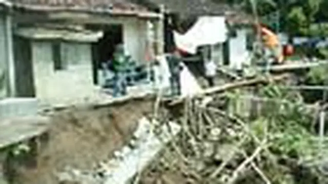Tebing kali Karanganyar, Kota Solo, Jateng, ambrol akibat diterjang banjir menyusul hujan deras selama dua jam. Sejumlah rumah warga dan fasilitas jalan rusak parah. 