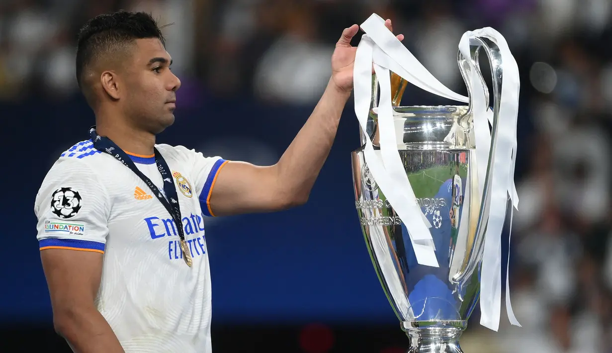 Casemiro tercatat sebagai salah satu pesepak bola dengan koleksi gelar Liga Champions terbanyak. Membela Real Madrid sejak 2013/2014, gelandang asal Brasil itu berhasil menyabet lima trofi Liga Champions (2013/2014, 2015/2016, 2016/2017, dan 2017/2018). Casemiro juga memiliki andil besar dalam gelar ke-14 Real Madrid di kompetisi antarklub Eropa paling elit tersebut. (AFP/Franck Fife)