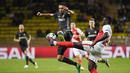 Pemain CSKA Moscow, Aleksei Ionov (kiri) mencoba merebut bola dari kaki pemain AS Monaco, Benjamin Mendy pada laga grup E Liga Champions di Louis II Stadium, Monaco (2/11/2016). Monaco menang 3-0. (AFP/Anna-Chritine Poujoulat)