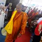 Di Kanzus Sholawat, para biksu sudah ditunggu oleh para warga pesantren maupun umat Buddha yang sengaja datang untuk bertemu langsung. (merdeka.com/Arie Basuki)