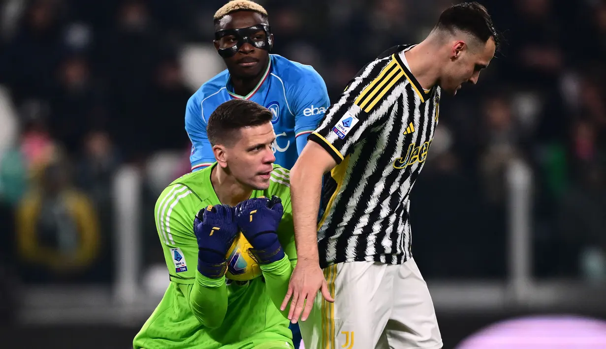 Kiper asal Polandia berusia 33 tahun, Wojciech Szczesny yang didatangkan Juventus sejak awal musim 2017/2018 dari Arsenal mampu membawa Bianconeri menempati posisi ketiga klasemen sementara Serie A 2023/2024 dengan mengoleksi 59 poin setelah melewati 30 laga. Hanya absen 2 kali dari 30 laga, ia mampu mencatat 12 kali clean sheet dan kebobolan 23 gol. (AFP/Marco Bertorello)
