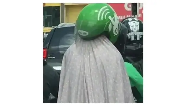 Kumpulan Potret Cara Nyeleneh Ibu-Ibu Memasang Helm Sepeda Motor (ist)