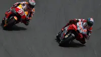 Pebalap Ducati, Jorge Lorenzo dibuntuti Pebalap Honda, Marc Marquez, pada balapan MotoGP 2018 di Sirkuit Catalunya, Spanyol, Minggu (17/6/2018). Lorenzo menjadi yang tercepat dengan catatan waktu 40 menit 13,566 detik. (AP/Eric Alonso)