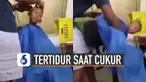 Tidur memang penting sekali bagi manusia. Tetapi bocah ini tidur di saat yang kurang tepat. Karena saat sedang cukur rambut.