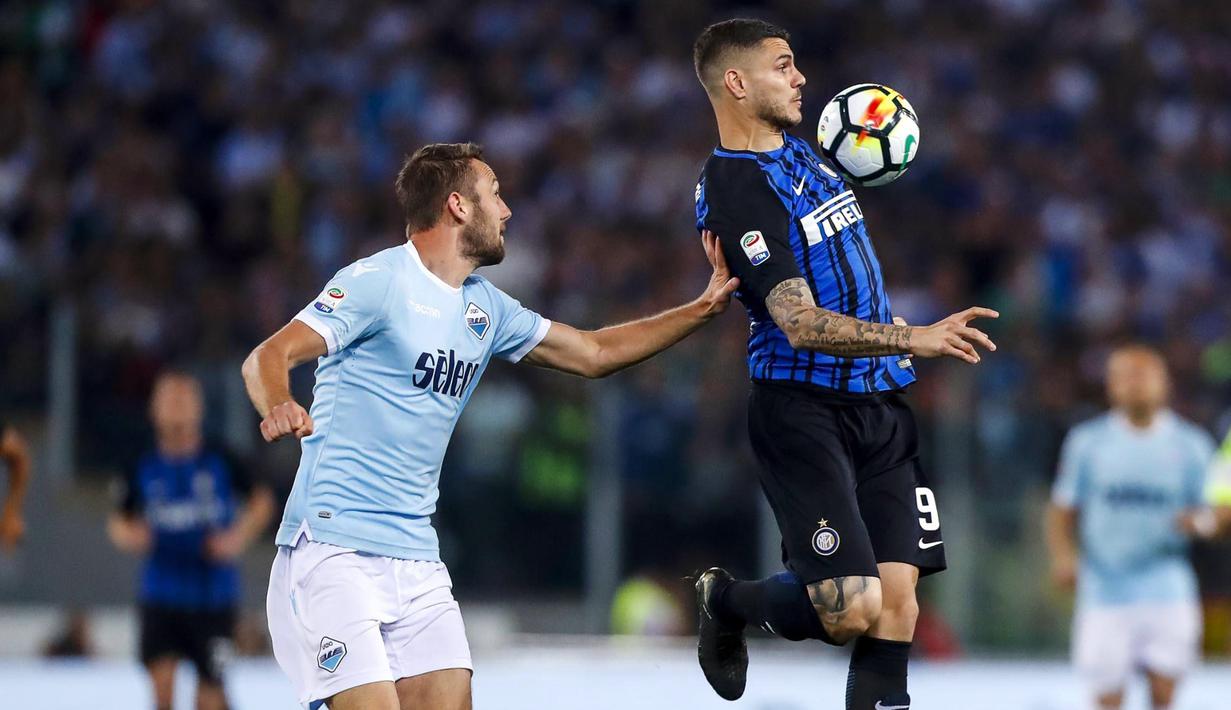 Striker Inter Milan, Mauro Icardi, berusaha melewati bek Lazio, Stefan de Vrij, pada laga Serie A Italia di Stadion Olimpico, Roma, Minggu (20/5/2018). Lazio kalah 2-3 dari Inter. (AP/Angelo Carconi)