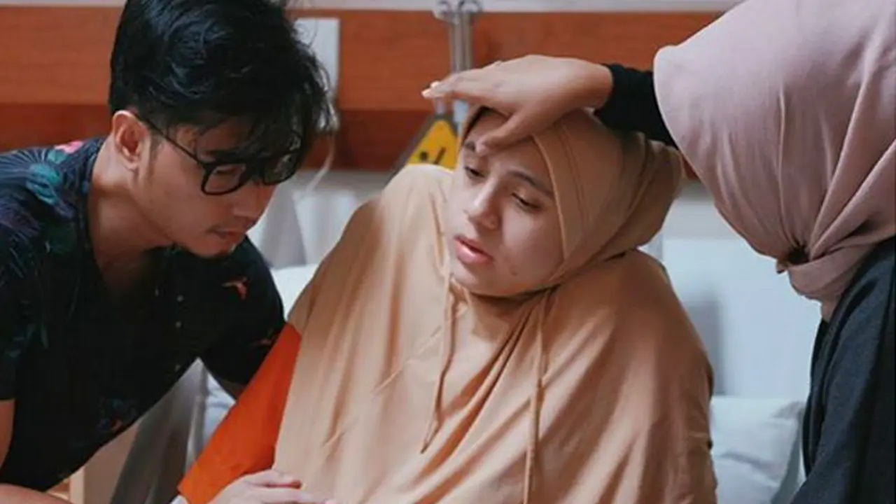 [Bintang] Nycta Gina Melahirkan