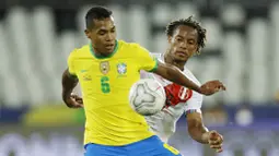 Pada laga kali ini Brasil menguasai jalannya pertandingan dengan 55 persen penguasaan bola. Brasil melakukan 16 percobaan dimana setengahnnya mengarah ke gawang Peru. (AP/Bruna Prado)