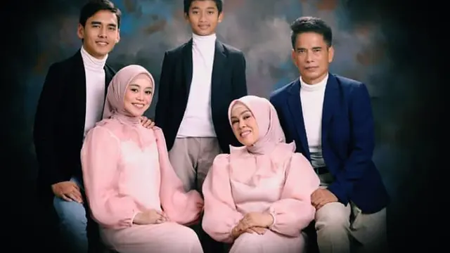 6 Gaya Pemotretan Lesty Kejora dan Keluarga, Penuh Kehangatan