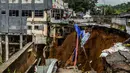 Fondasi bangunan pada tepi jurang terlihat pascalongsor akibat hujan deras di kawasan Caringin, Bogor, Jawa Barat, Kamis (2/32023). Jalan Nasional Bogor-Sukabumi tersebut sempat longsor hebat pada 27 Februari 2023. (ADITYA AJI/AFP)
