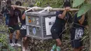Tim konservasi bersama warga setempat membawa kandang transportasi berisi orangutan yang telah menjalani rehabilitasi di dekat Desa Batu Lapis, Kabupaten Ketapang, Kalimantan Barat, Kamis (29/10/2026). Sebanyak sembilan orangutan berhasil diselamatkan dari kebakaran hutan yang melanda habitat mereka di wilayah Ketapang pada Agustus dan September 2026. Setelah menjalani proses rehabilitasi, orangutan tersebut secara bertahap dilepasliarkan kembali ke habitat alaminya. Salah satunya adalah seekor induk orangutan bersama anaknya yang langsung memanjat pepohonan dan menghilang di antara rimbunnya kanopi hutan setelah kandang dibuka. (Ilham Pratama/AFP)