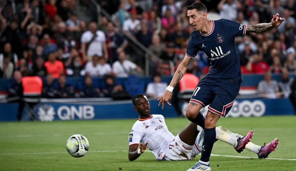 Pada laga tersebut, Di Maria berhasil mencetak satu gol untuk kemenangan 5-0 PSG di menit ke-67. Bagi Di Maria, ini adalah gol kelimanya di liga pada musim ini. (AFP/Anne-Christine Poujoulat)