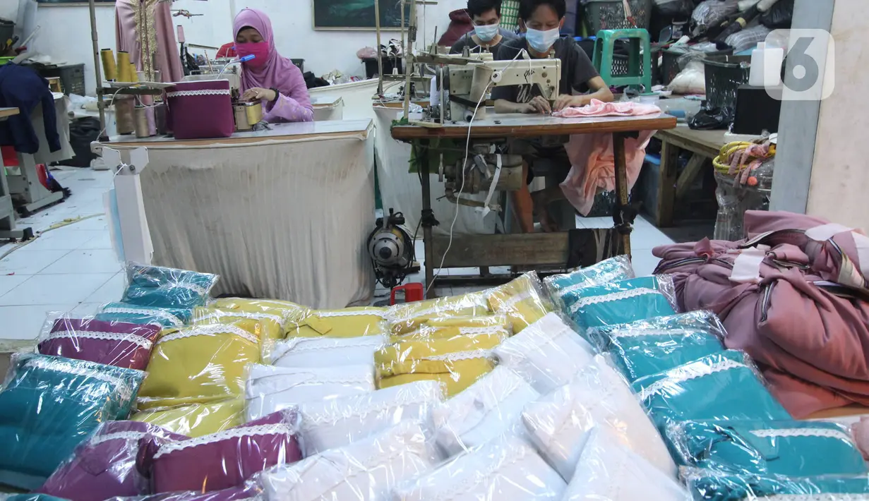 Pekerja menyelesaikan jahitan mukena di Pinang, Kota Tangerang, Banten, Kamis (22/4/2021). Di bulan Ramadhan, produksi mukena di tempat tersebut meningkat 50 persen, dari 350 buah menjadi 700 buah per minggu dan dijual dengan harga Rp250 ribu hingga Rp500 ribu. (Liputan6.com/Angga Yuniar)