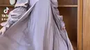 Citra Kirana mengenakan dress shimmer premium warna ungu, yang diserasikan dengan warna kerudung panjangnya. [@citraciki]