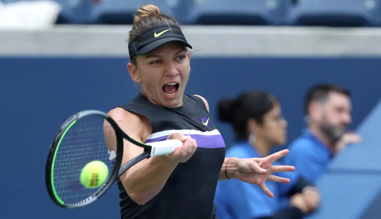 Petenis Rumania, Simona Halep mengembalikan bola ke arah Nicole Gibbs dari Amerika Serikat pada babak pertama AS Terbuka 2019 di USTA Billie Jean King National Tennis Center, Selasa (27/8/2019). Juara Wimbledon Simona Halep meraih kemenangan 6-3 3-6 6-2 atas Nicole Gibbs. (AP Photo/Kevin Hagen)
