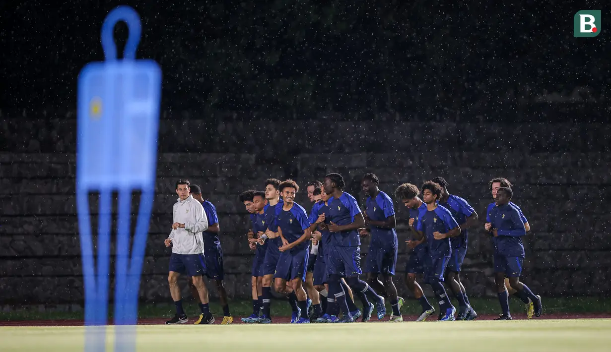 <p>Sejumlah pemain Timnas Prancis U-17 melakukan pemanasan saat latihan di bawah hujan jelang laga final Piala Dunia U-17 2023 melawan Timnas Jerman U-17 di Stadion Sriwedari, Solo, Jawa Tengah, Kamis (30/11/2023). (Bola.com/Bagaskara Lazuardi)</p>